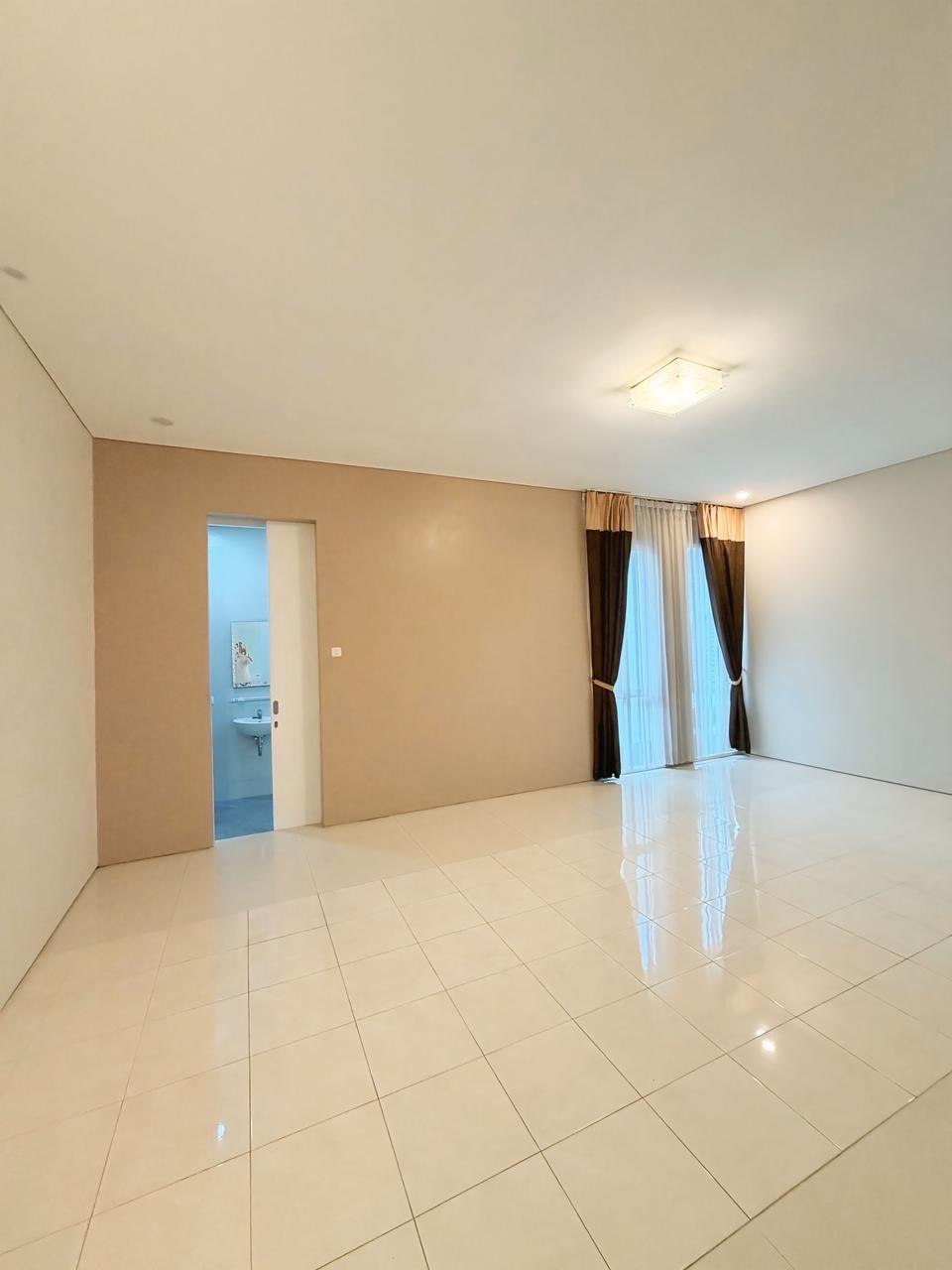 Dijual Rumah Premium Semi Furnished 2 Lantai Siap Huni di Royal Residence Surabaya Barat - Thumbnail 4