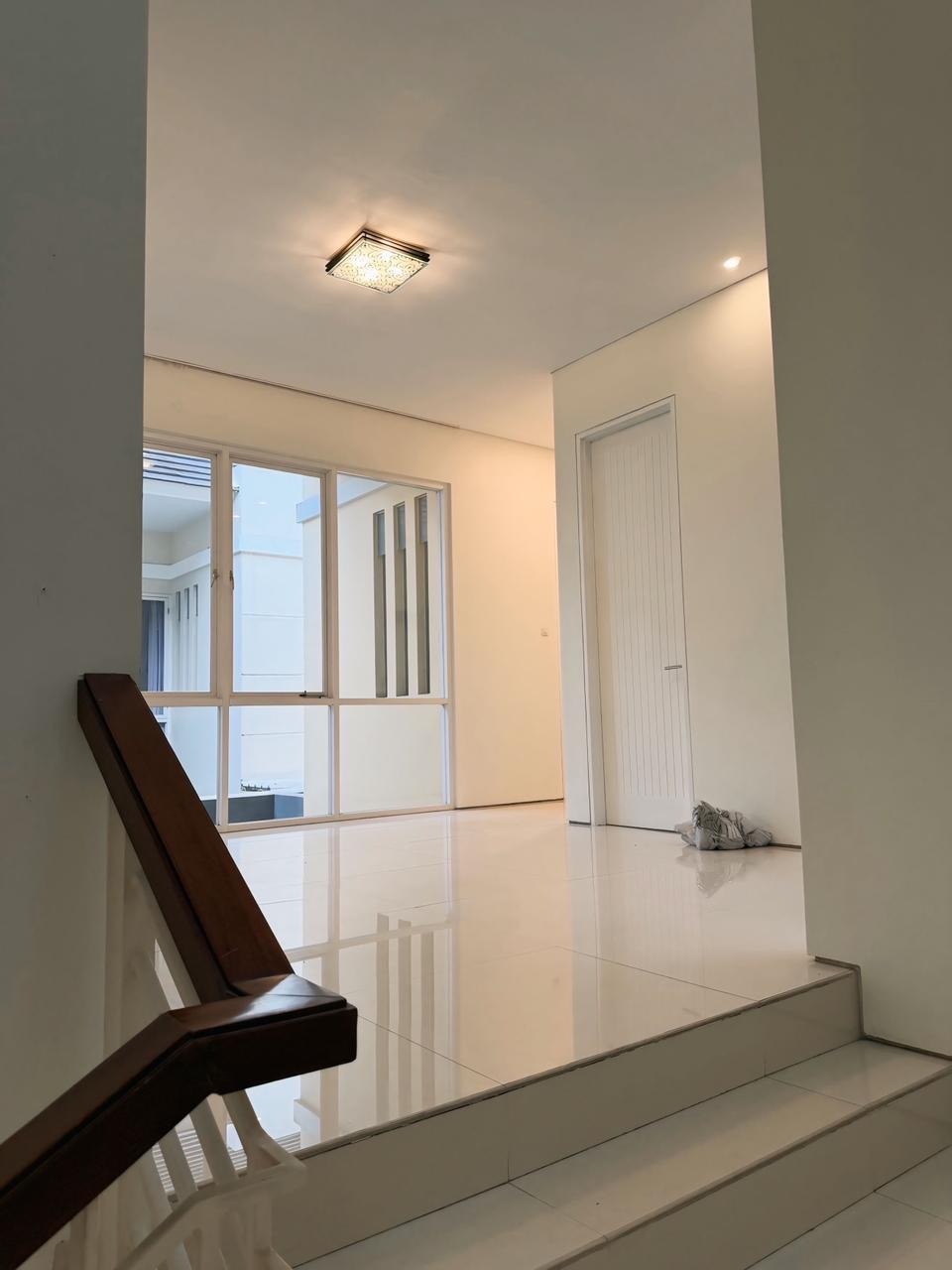 Dijual Rumah 2 Lantai Siap Huni Premium Semi Furnished Royal Residence Surabaya Barat - Thumbnail 3