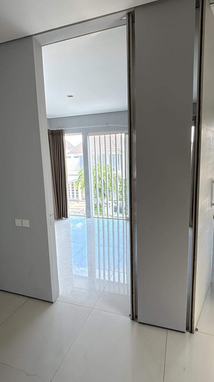 Disewakan Rumah Strategis di Stone Gate Park Citraland Surabaya Barat - Thumbnail 6