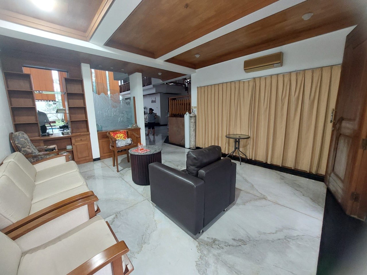 Dijual Rumah Mewah Lokasi Strategis Rasa Villa Minimalis Lokasi Bukit Golf Surabaya Barat - Thumbnail 3