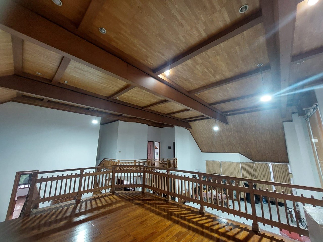 Dijual Rumah Mewah Lokasi Strategis Rasa Villa Minimalis Lokasi Bukit Golf Surabaya Barat - Thumbnail 4