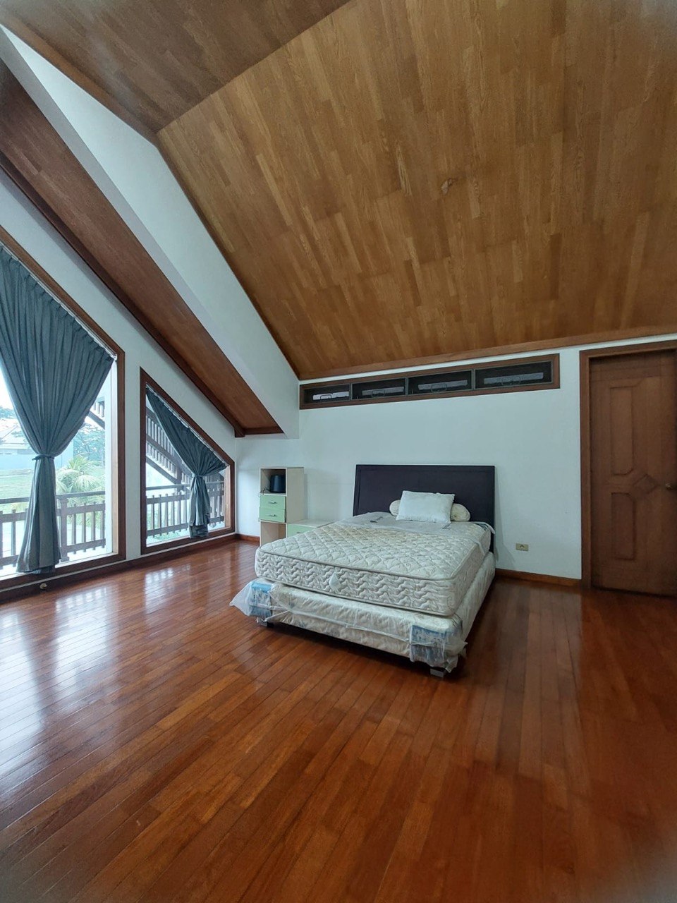 Dijual Rumah Mewah Lokasi Strategis Rasa Villa Minimalis Lokasi Bukit Golf Surabaya Barat - Thumbnail 5