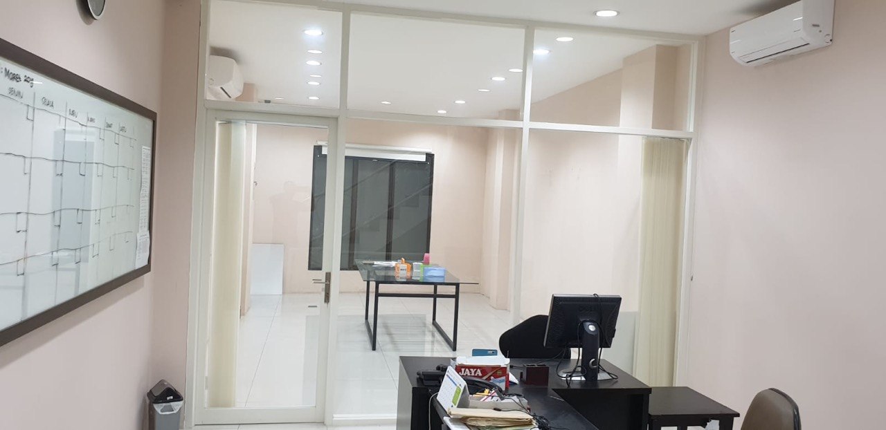 Dijual/Disewakan Ruko 3 Lantai Siap Pakai Strategis di Mayjen Sungkono Surabaya Barat - Thumbnail 3