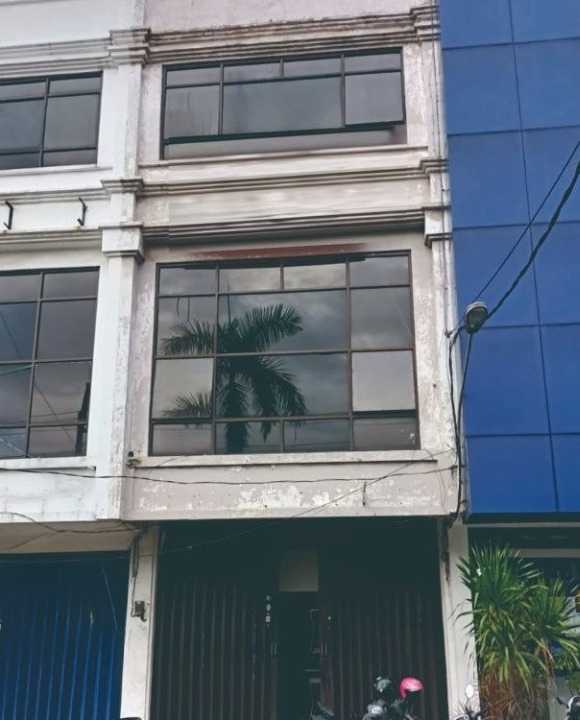 Disewakan Ruko 3 Lantai Lokasi Strategis Siap Usaha di Rungkut Megah Raya Surabaya Timur - Image 1