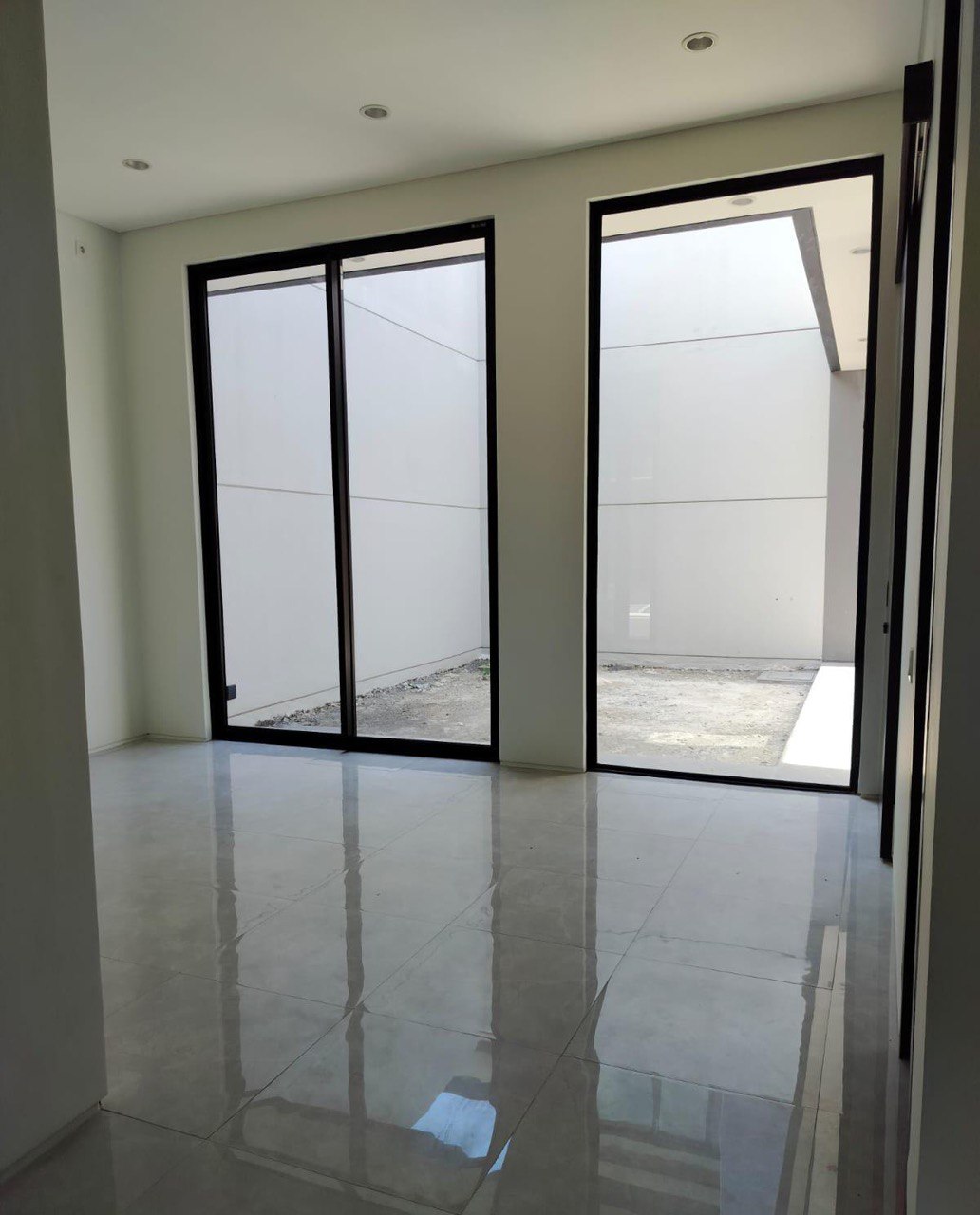 Disewakan Rumah Mewah 2 Lantai Baru Gress District 9 Citraland Surabaya - Thumbnail 3