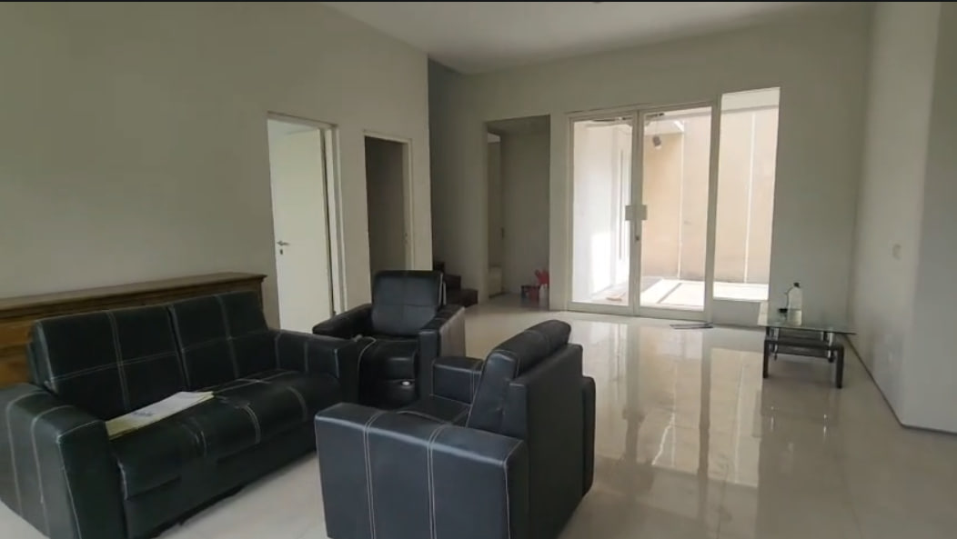 Disewakan Rumah 2 Lantai Ideal di Woodland Citraland Surabaya Barat - Thumbnail 2