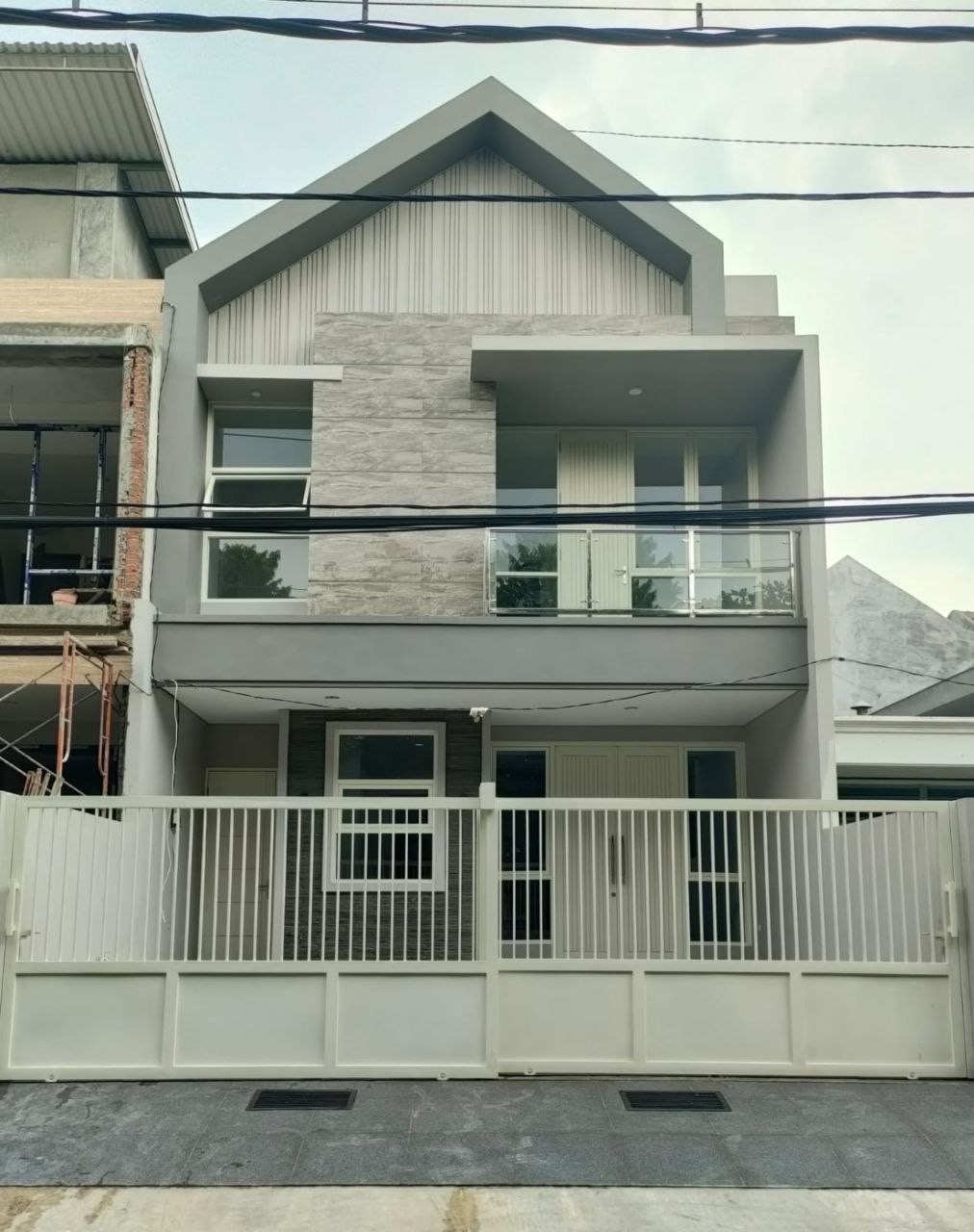 Dijual Rumah Modern di Jalan Manyar Tirtoyoso Surabaya Timur - Image 1