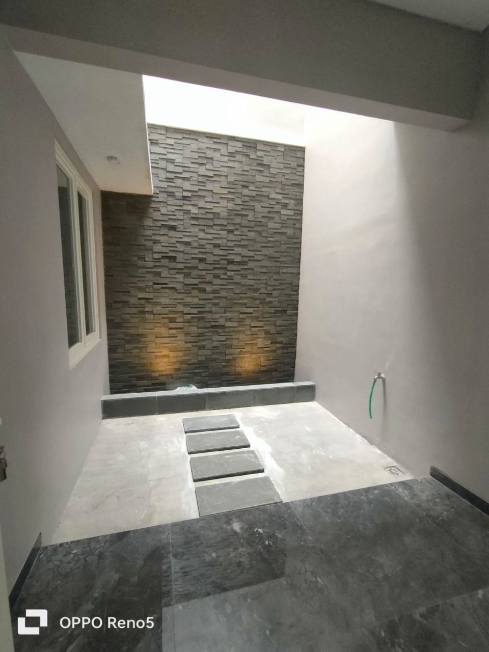 Dijual Rumah Modern di Jalan Manyar Tirtoyoso Surabaya Timur - Thumbnail 2