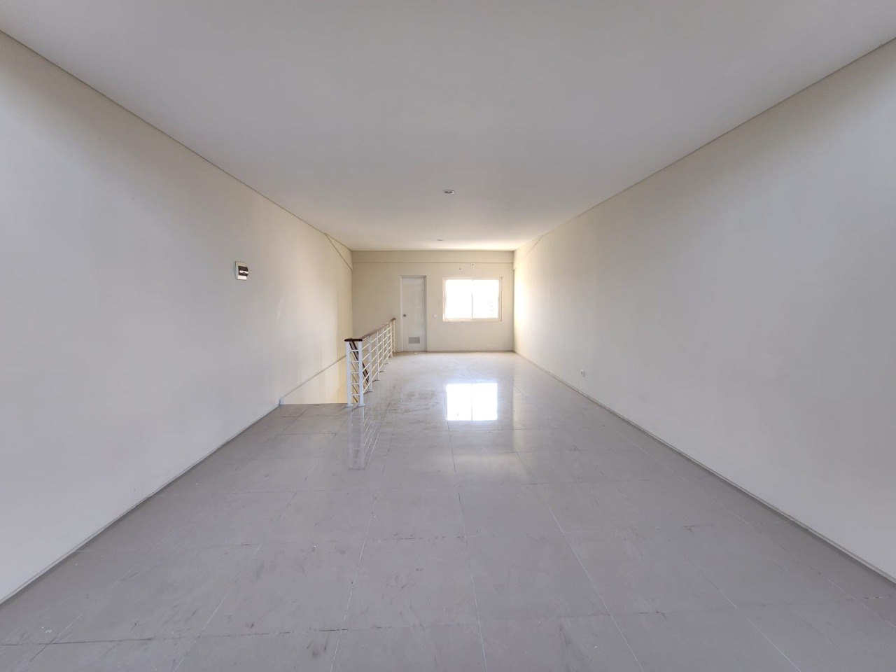 Disewakan Ruko 3 Lantai Strategis Cocok Untuk Usaha di Kawasan Northwest Boulevard Citraland Surabaya Barat - Thumbnail 2