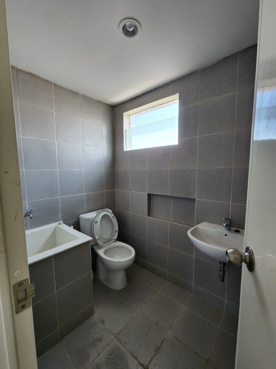 Disewakan Ruko 3 Lantai Strategis Cocok Untuk Usaha di Kawasan Northwest Boulevard Citraland Surabaya Barat - Thumbnail 3