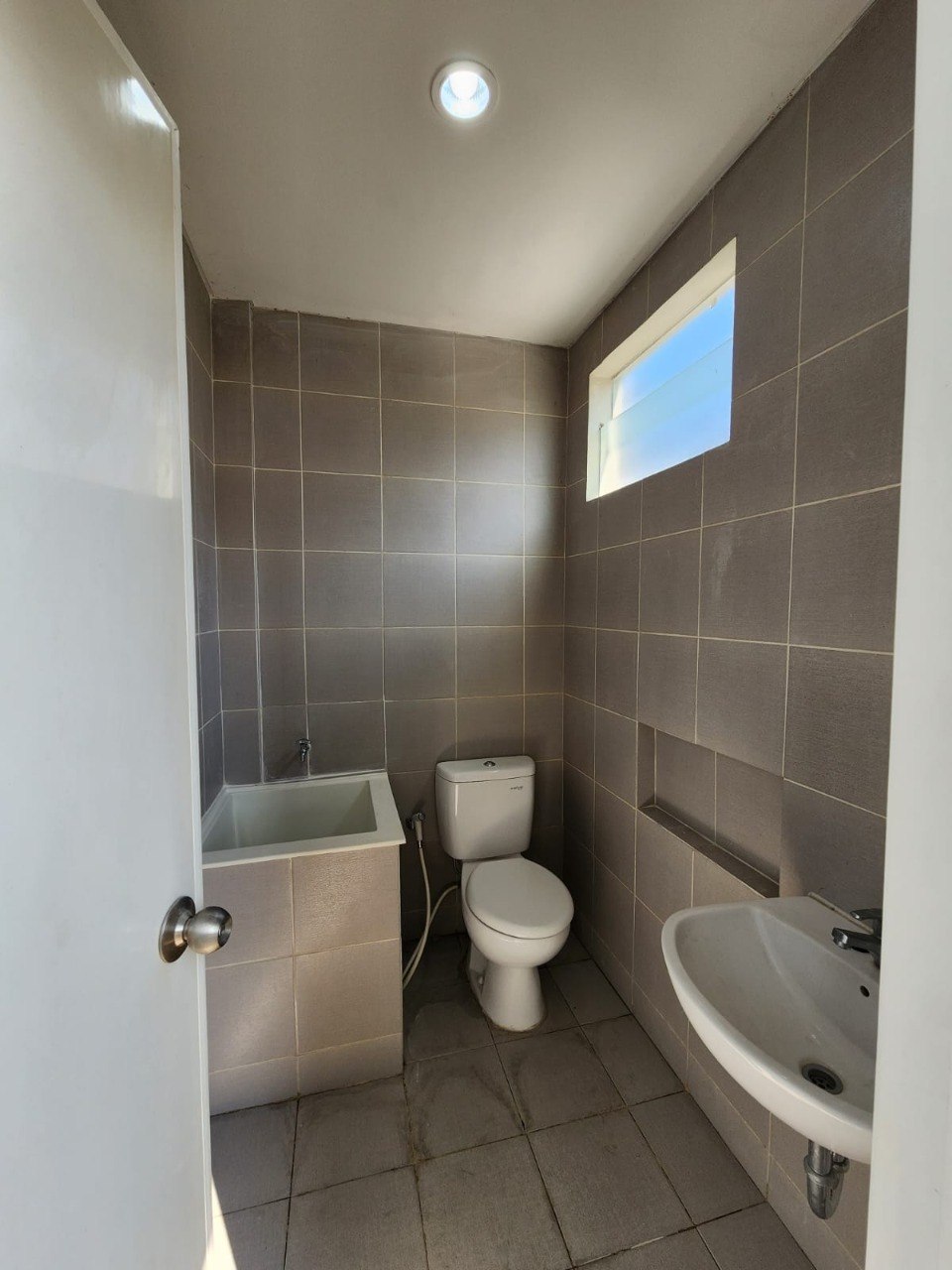 Disewakan Ruko 3 Lantai Strategis Cocok Untuk Usaha di Kawasan Northwest Boulevard Citraland Surabaya Barat - Thumbnail 5