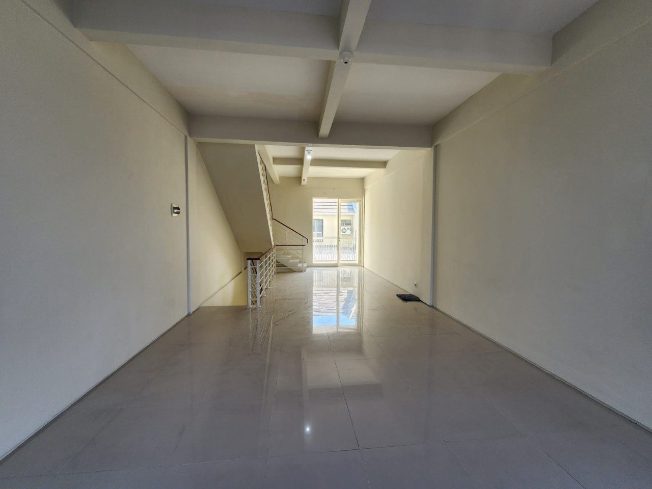 Disewakan Ruko 3 Lantai Strategis Cocok Untuk Usaha di Kawasan Northwest Boulevard Citraland Surabaya Barat - Thumbnail 6