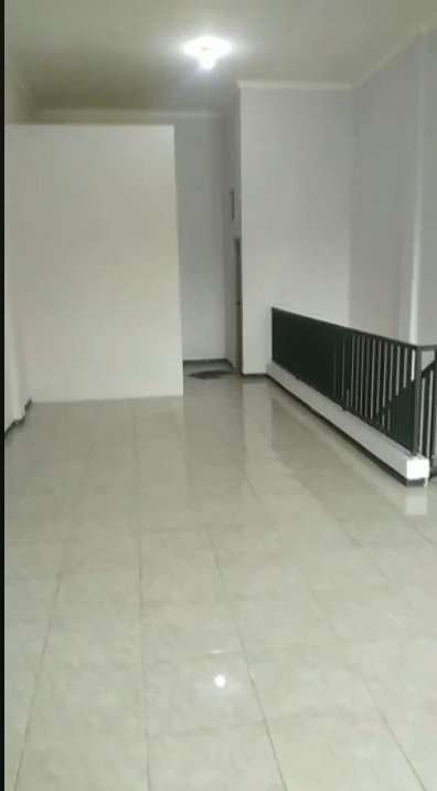 Disewakan Rumah Toko 2 Lantai Strategis Cocok Untuk Usaha di Jalan Raya Gatot Subroto Probolinggo - Thumbnail 5
