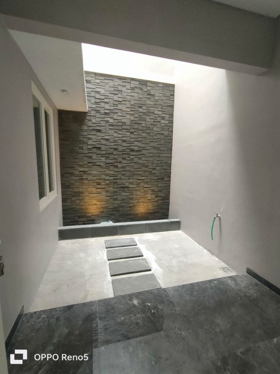 Dijual Rumah Modern 2 Lantai Siap Huni di Jalan Raya Manyar Tirtoyoso Surabaya Timur - Thumbnail 5