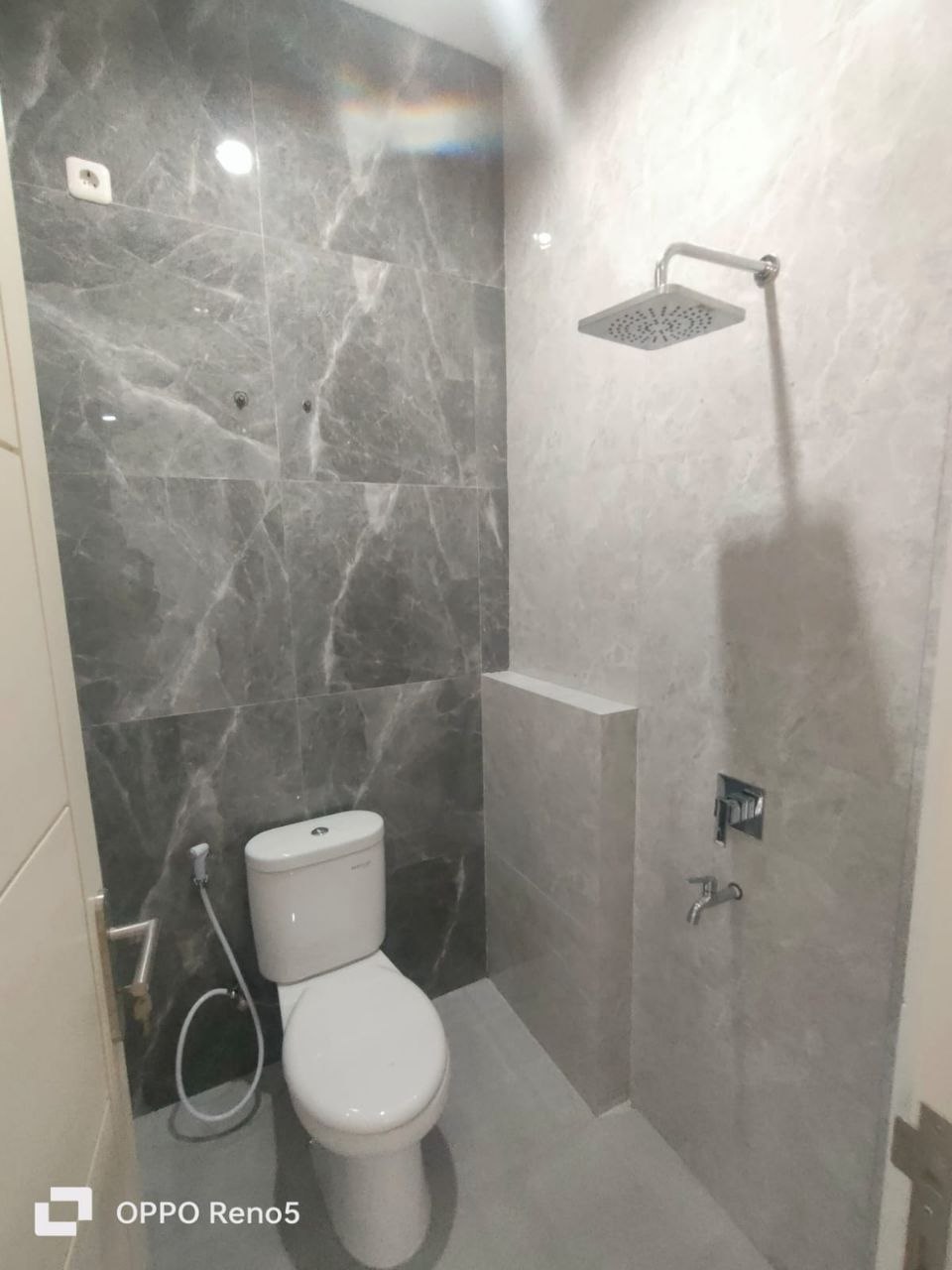 Dijual Rumah Modern 2 Lantai Siap Huni di Jalan Raya Manyar Tirtoyoso Surabaya Timur - Thumbnail 8