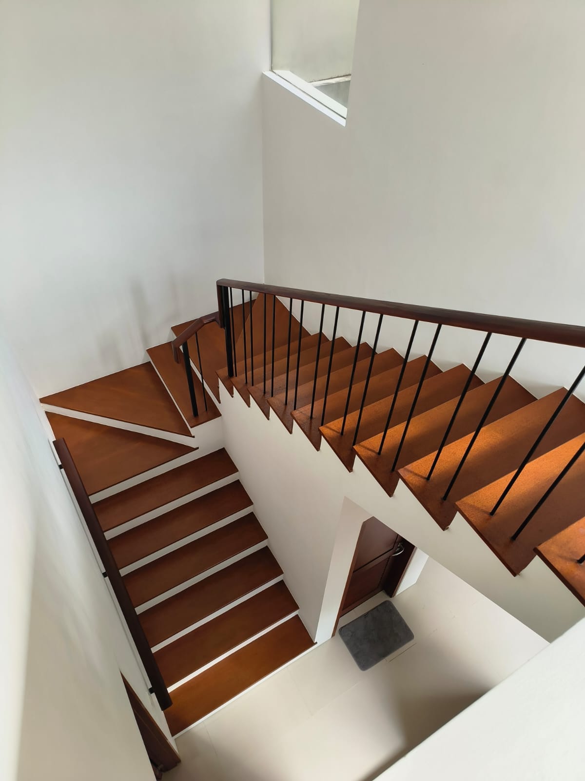 Dijual Rumah Mewah 2 Lantai Graha Natura plus Swimming Pool Lokasi Premium Surabaya Barat - Thumbnail 2