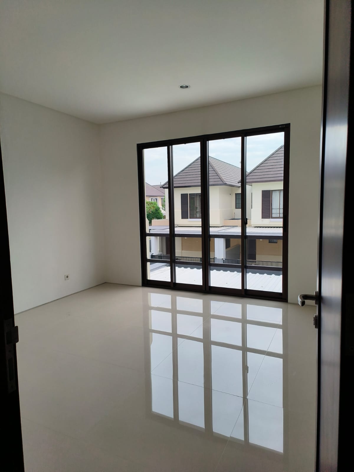 Dijual Rumah Mewah 2 Lantai Graha Natura plus Swimming Pool Lokasi Premium Surabaya Barat - Thumbnail 3
