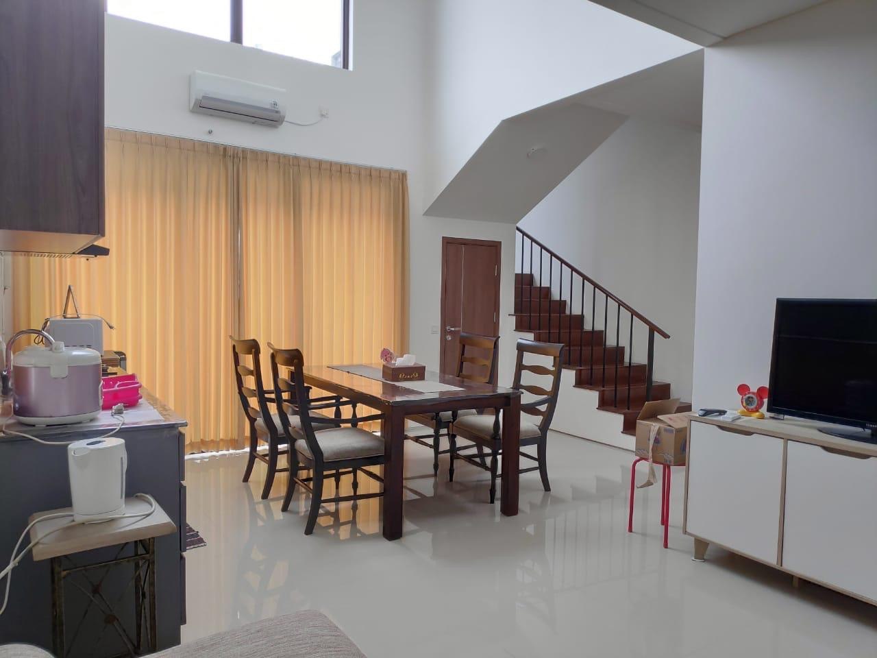 Disewakan Rumah 3 Lantai Full Furnish Siap Huni di Graha Natura Surabaya Barat - Thumbnail 4