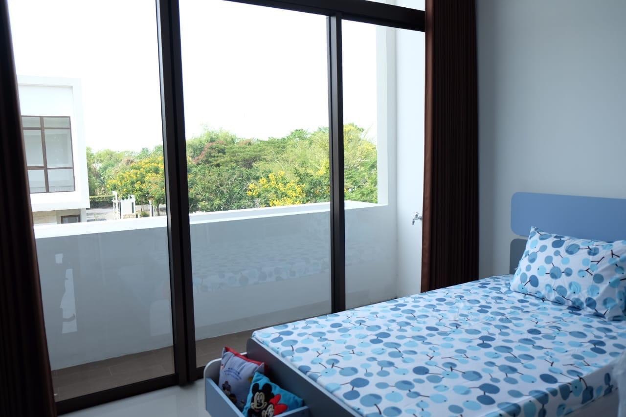 Disewakan Rumah 3 Lantai Full Furnish Siap Huni di Graha Natura Surabaya Barat - Thumbnail 5