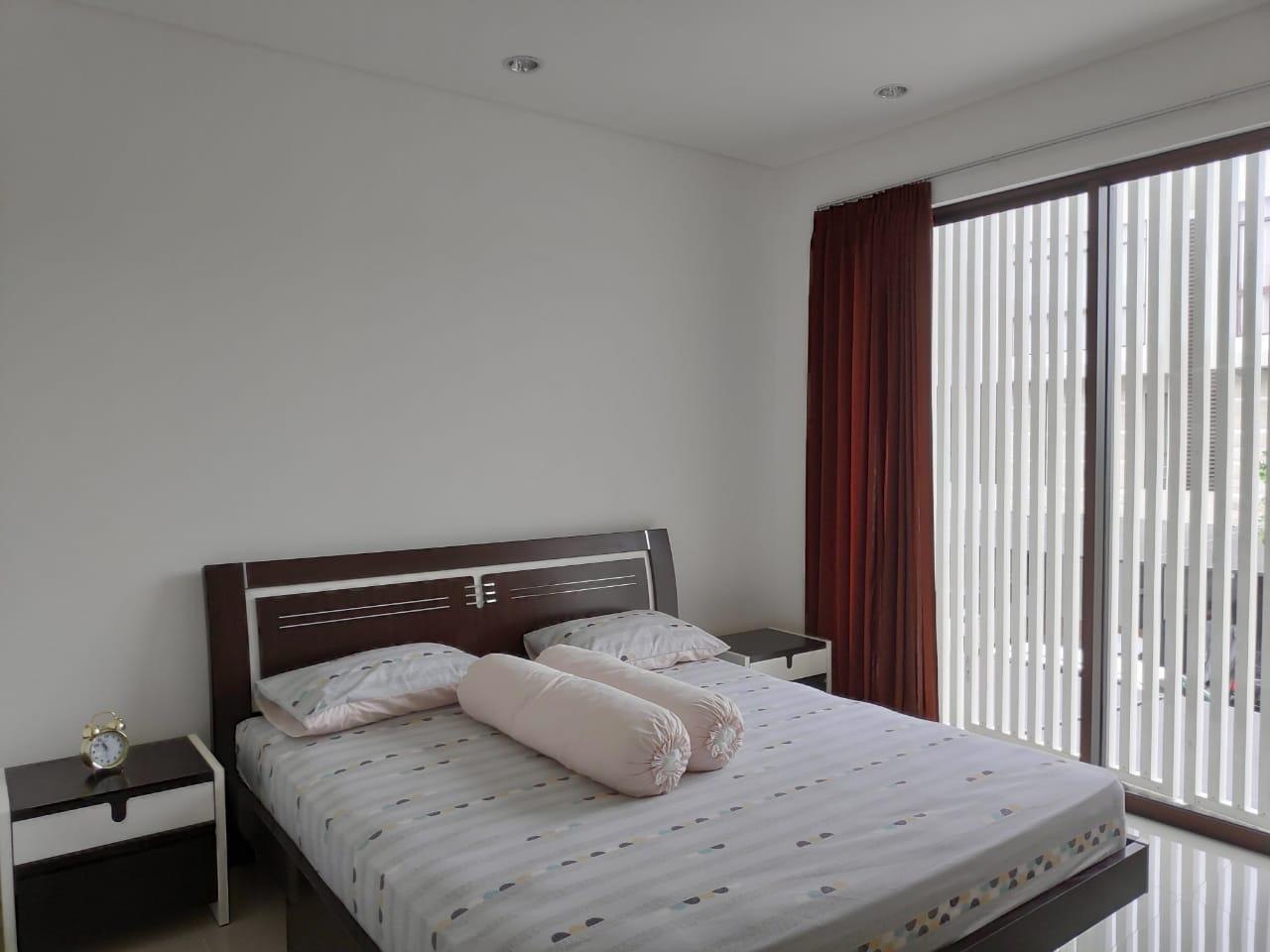 Disewakan Rumah 3 Lantai Full Furnish Siap Huni di Graha Natura Surabaya Barat - Thumbnail 7