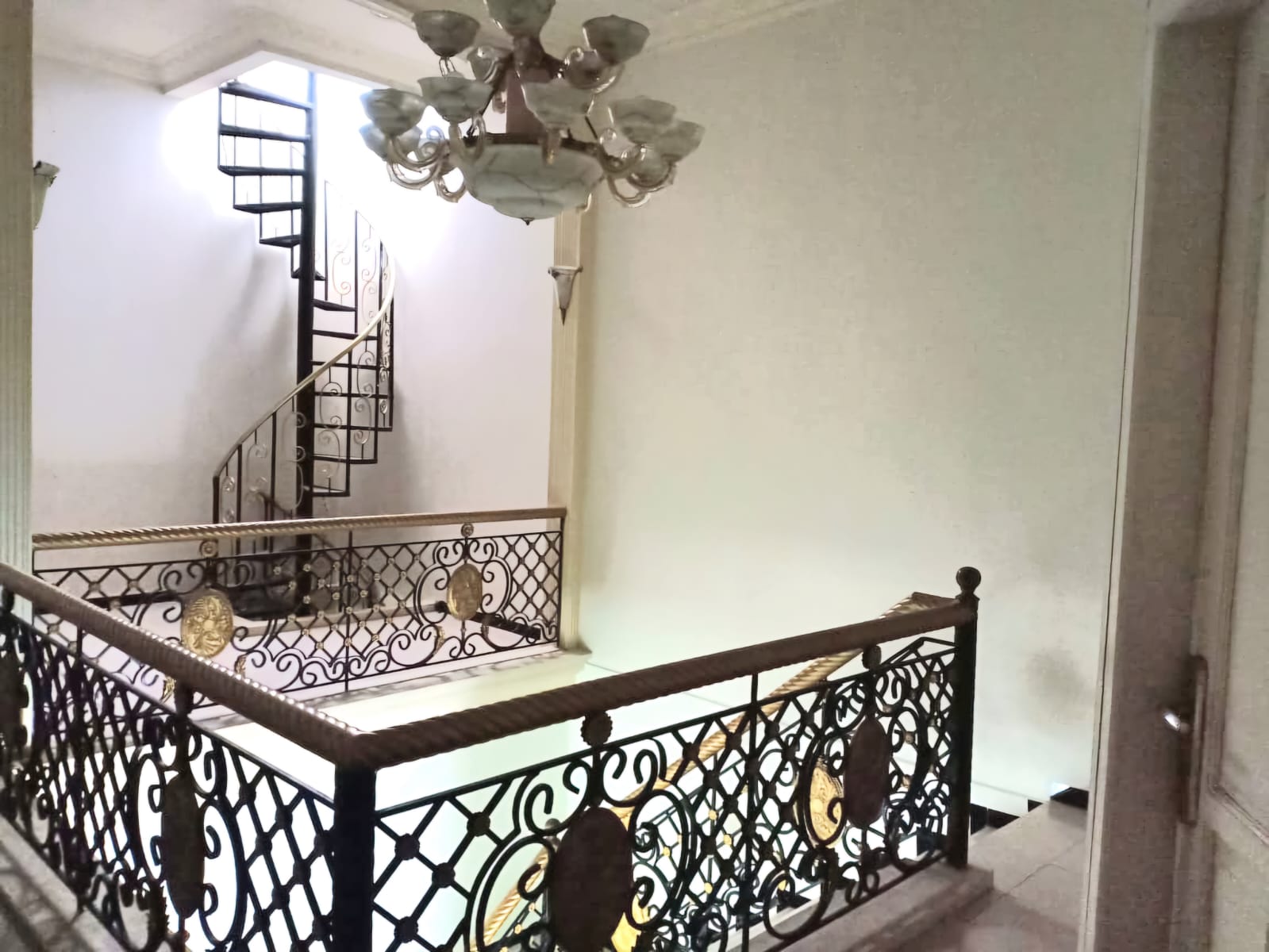 Dijual Rumah Classic di Citraland Utama Surabaya Barat - Thumbnail 5