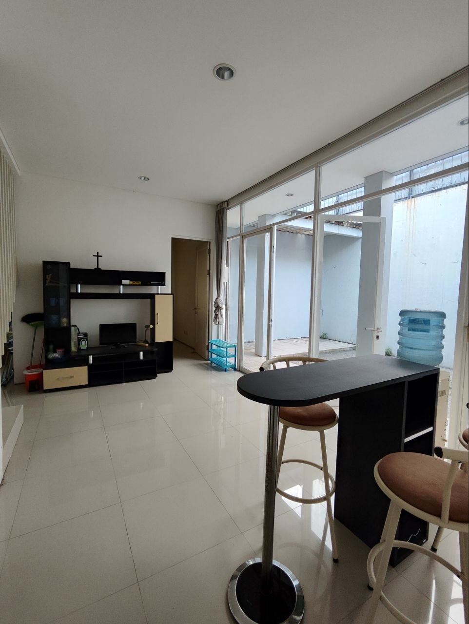 Disewakan Rumah Nyaman di Royal Residence Surabaya Barat - Thumbnail 2