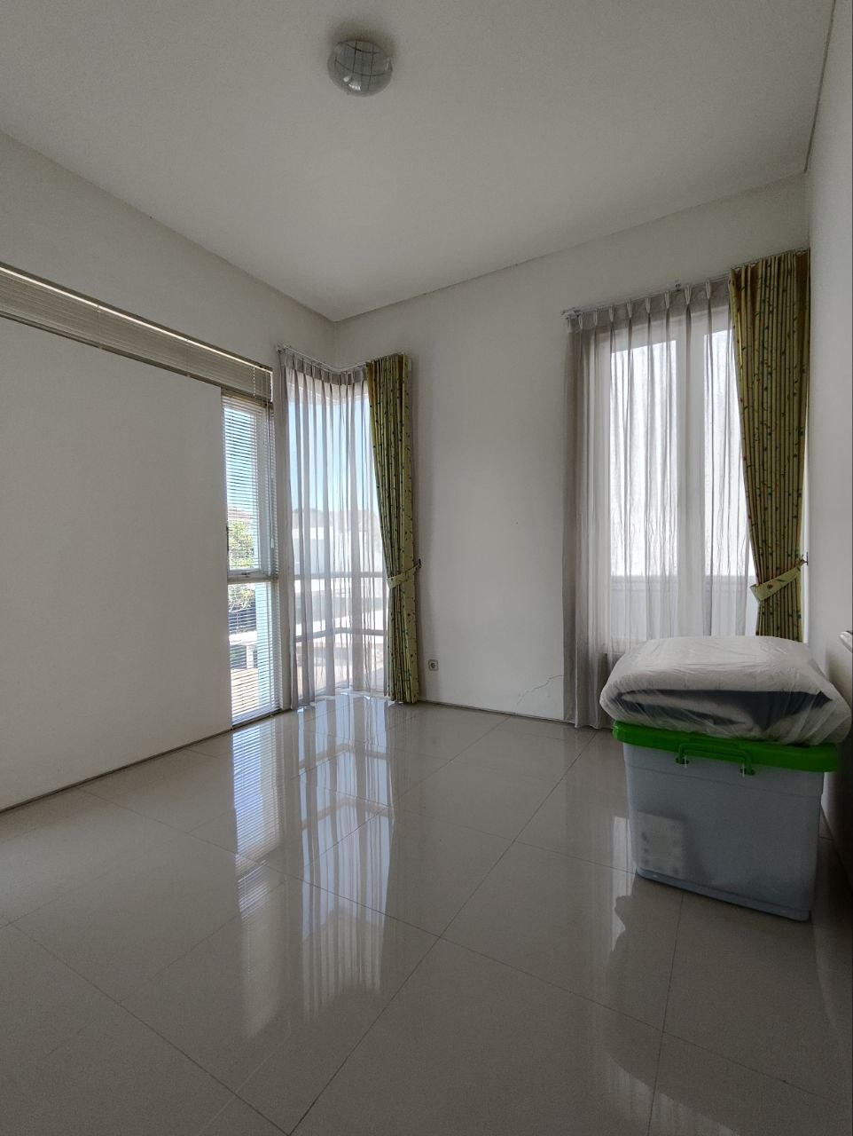 Disewakan Rumah Nyaman di Royal Residence Surabaya Barat - Thumbnail 3