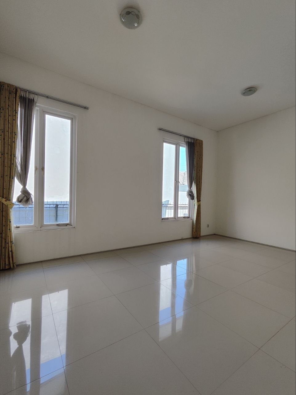 Disewakan Rumah Nyaman di Royal Residence Surabaya Barat - Thumbnail 4