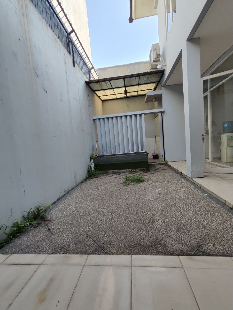 Disewakan Rumah Nyaman di Royal Residence Surabaya Barat - Thumbnail 5