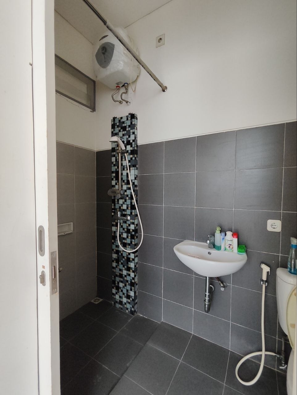 Disewakan Rumah Nyaman di Royal Residence Surabaya Barat - Thumbnail 7