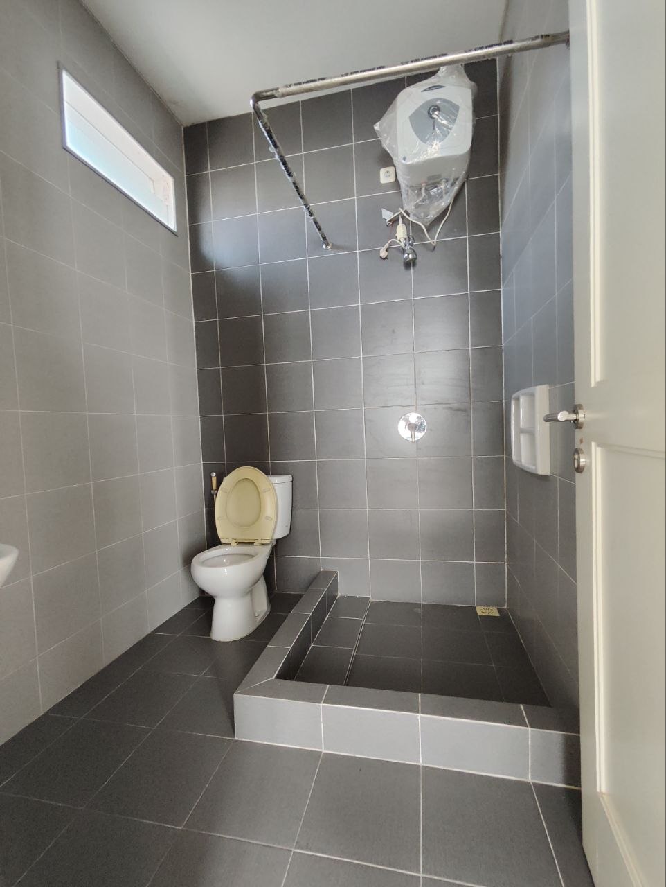 Disewakan Rumah Nyaman di Royal Residence Surabaya Barat - Thumbnail 8