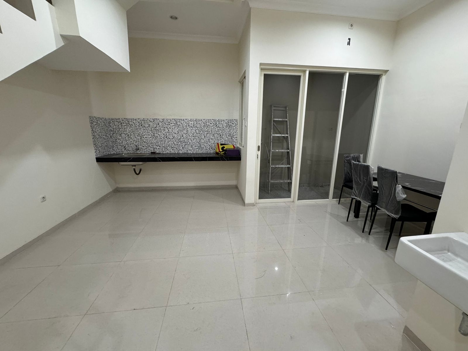 Disewakan Rumah Baru Siap Huni Manyar Indah Surabaya Timur - Thumbnail 4