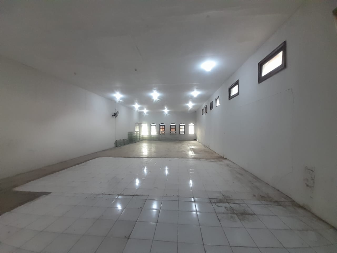 Disewakan Ruko Lokasi Strategis di Raya Kutai Surabaya Pusat - Thumbnail 2